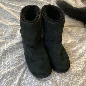 Black short Uggs